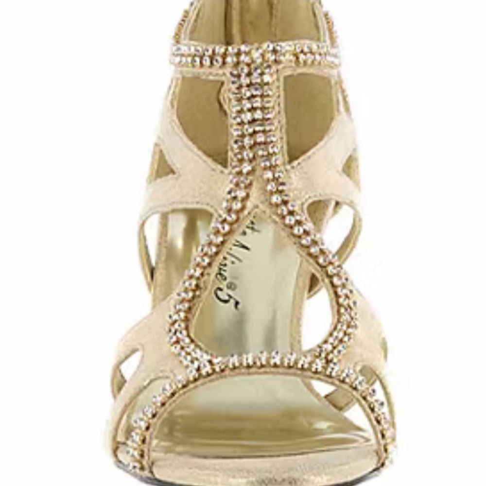 Easy Street Flattery‎ Gold Stiletto Heel. Size: 9WW. Color: Gold - Picture 2 of 9